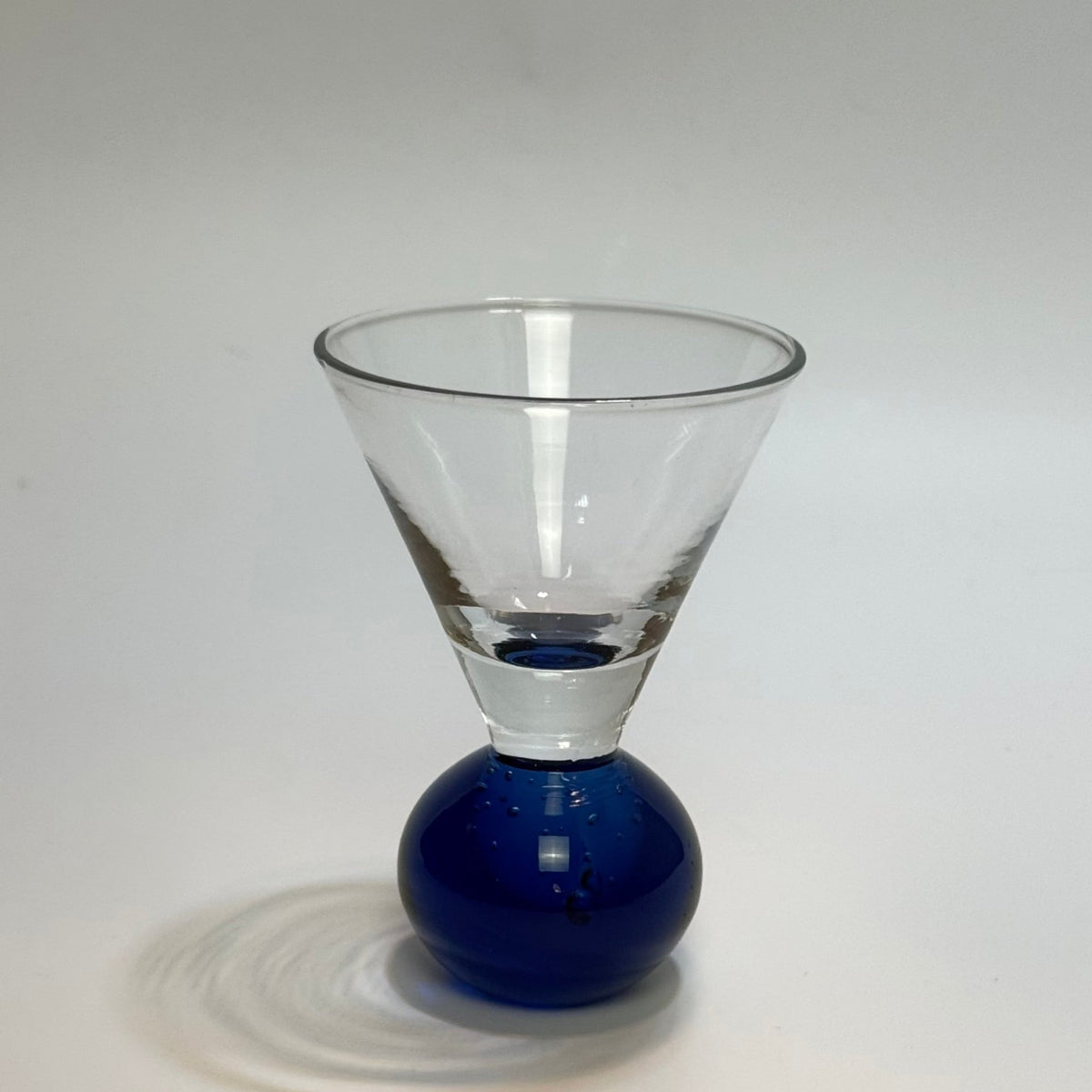 Martiniglas med blå glaskuglestilk – midcentury stil - Frøken Lilly