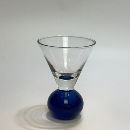 Martiniglas med blå glaskuglestilk – midcentury stil - Frøken Lilly