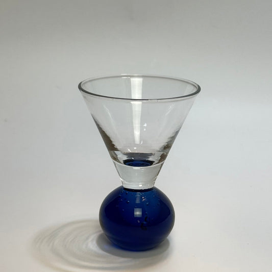 Martiniglas med blå glaskuglestilk – midcentury stil - Frøken Lilly