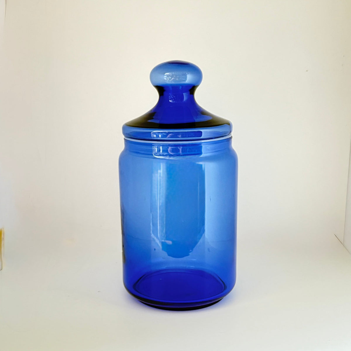 Opbevaringskrukke i koboltblåt glas med låg - Frøken Lilly