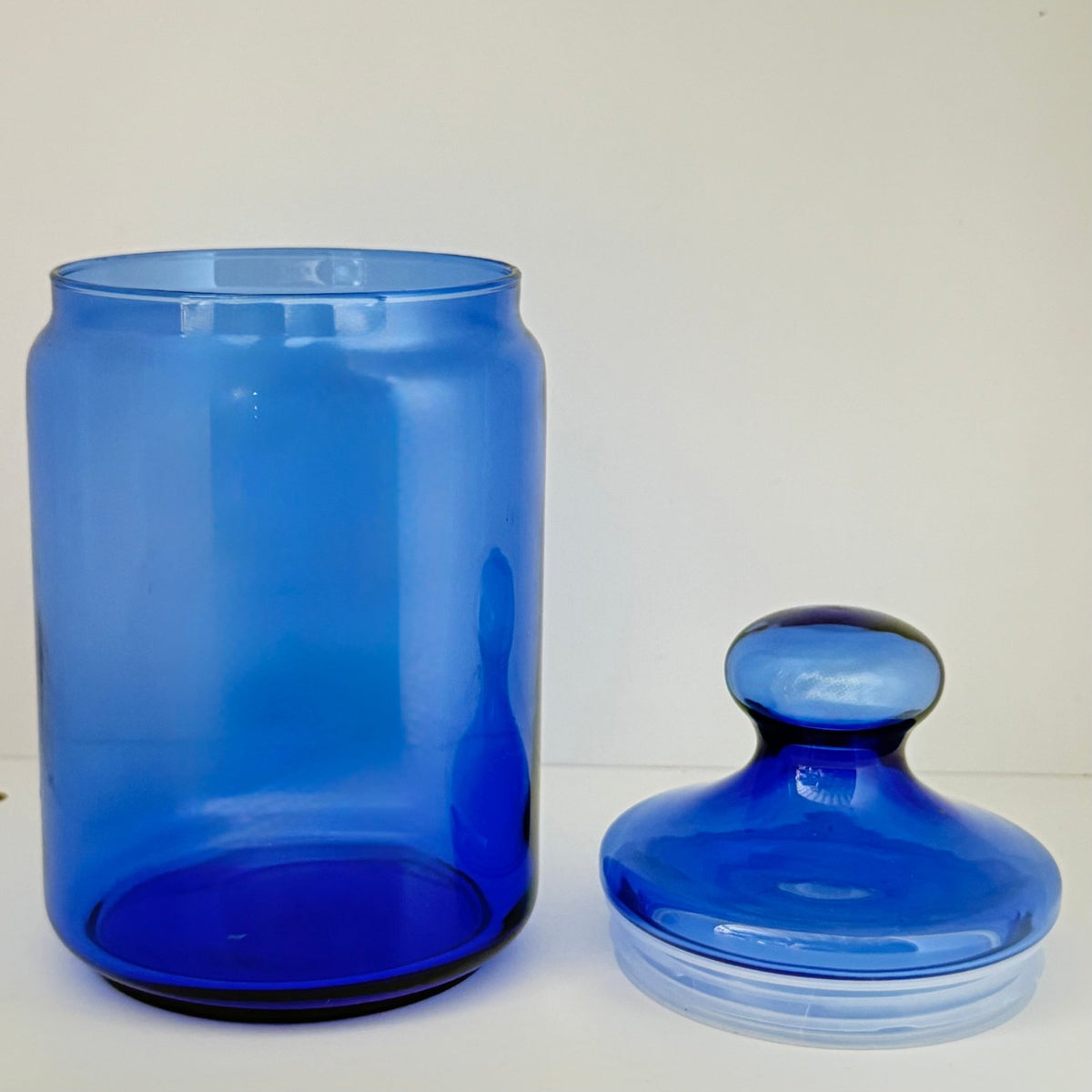 Opbevaringskrukke i koboltblåt glas med låg - Frøken Lilly