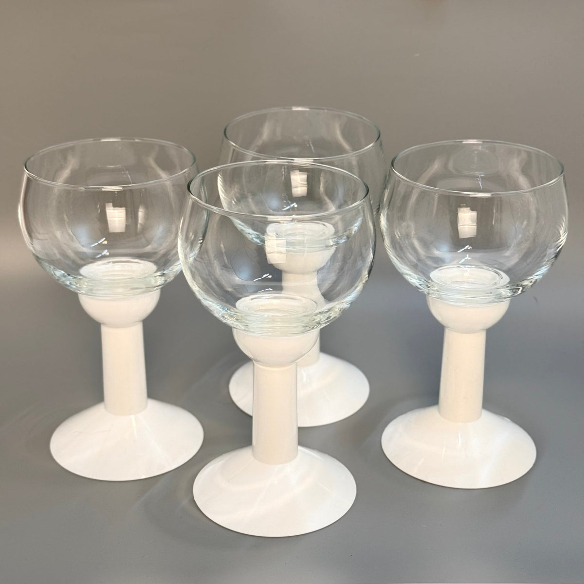Originale Bodum Oktett vinglas, hvid plaststilk, dansk design af Carsten Jørgensen, 1970'erne - Frøken Lilly