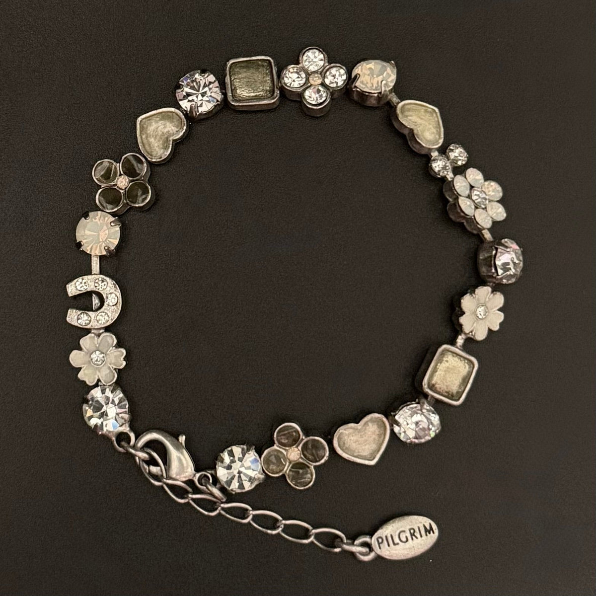 Pilgrim armbånd med charms og rhinsten – sølvfarvet - Frøken Lilly