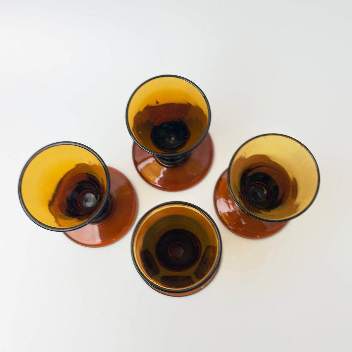 Ravfarvede snapseglas - formentlig Älghults Glasbruk, 1970’erne - 4 stk. - Frøken Lilly