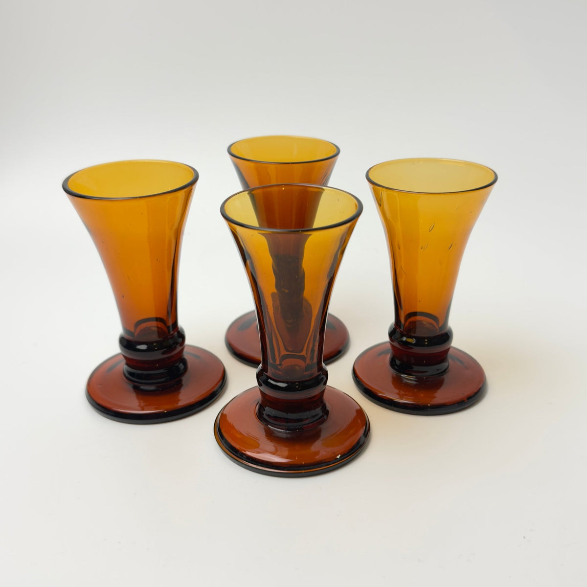 Ravfarvede snapseglas - formentlig Älghults Glasbruk, 1970’erne - 4 stk. - Frøken Lilly