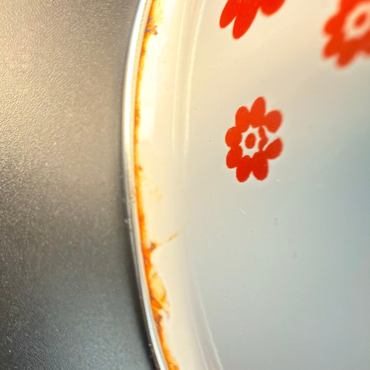 Retro emaljeskåle i hvid med rød blomst – sæt med 4 - Frøken Lilly