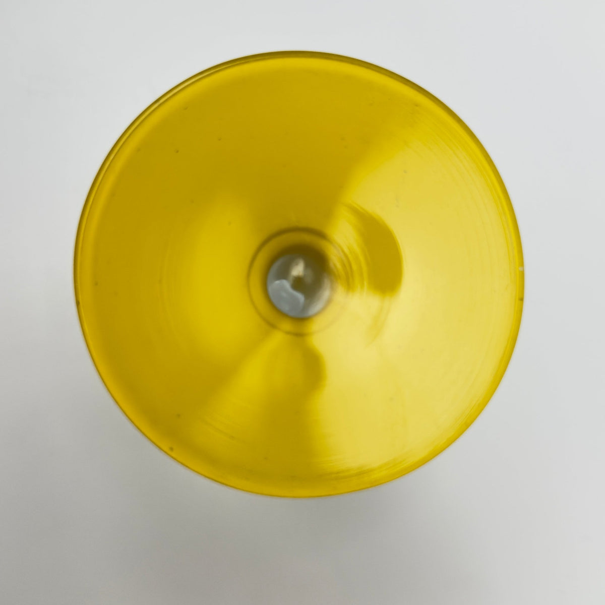 Retro martiniglas med gul stilk og fod – cocktailglas 1970'erne - Frøken Lilly