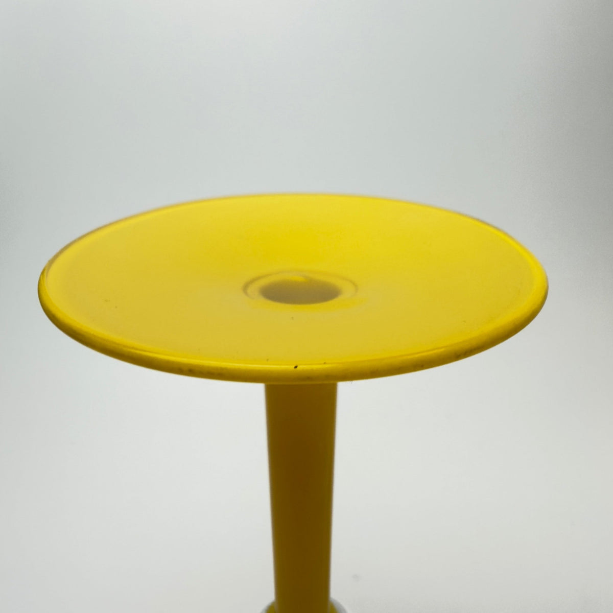 Retro martiniglas med gul stilk og fod – cocktailglas 1970'erne - Frøken Lilly