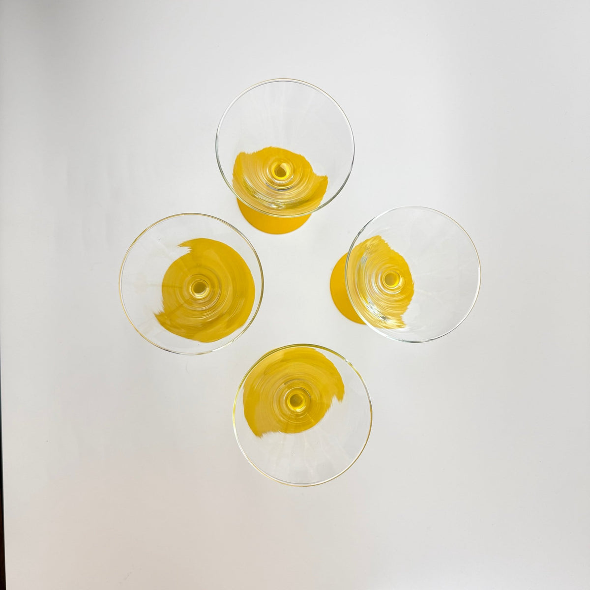 Retro martiniglas med gul stilk og fod – cocktailglas 1970'erne - Frøken Lilly