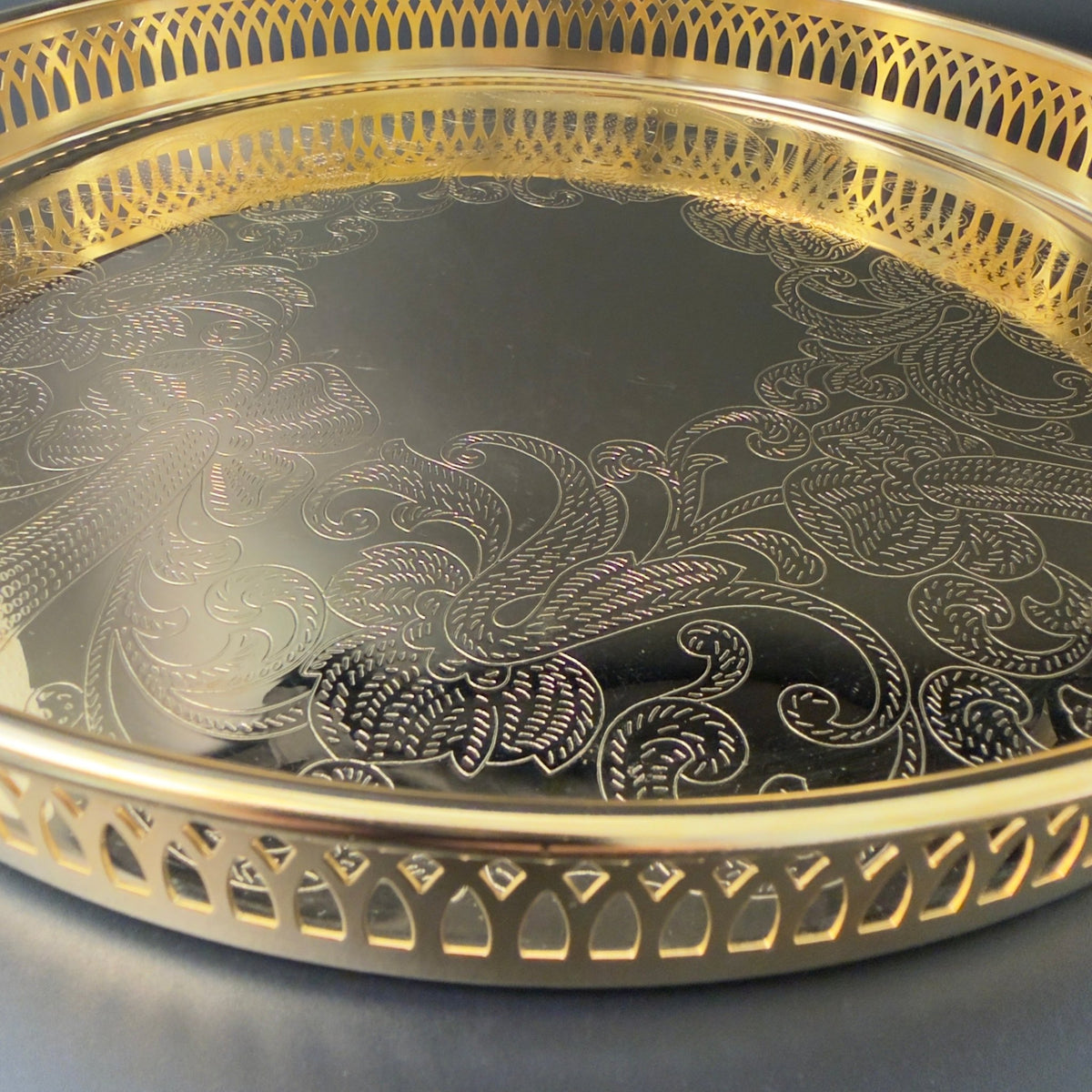 Scandia Gold rund bakke model 9130 i 24 karat guldbelægning med gennembrudt kant - Frøken Lilly