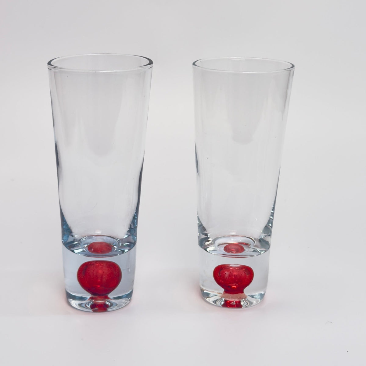 Shot - og snapseglas i klart glas med indkapslet rød glaskugle - sæt af 2 - Frøken Lilly