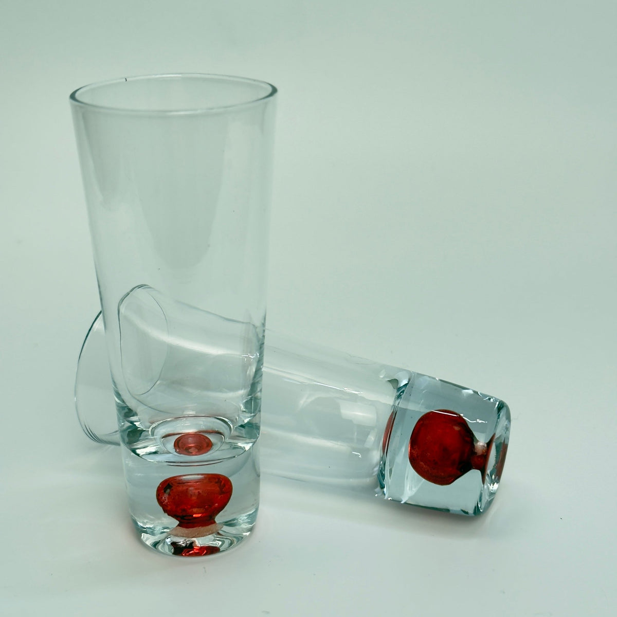 Shot - og snapseglas i klart glas med indkapslet rød glaskugle - sæt af 2 - Frøken Lilly