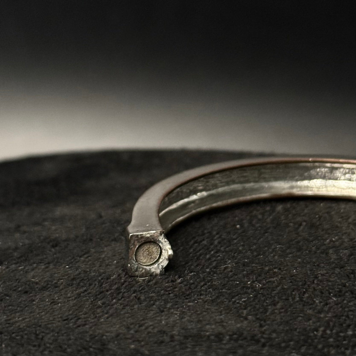 Sølvfarvet hængslet armring med magnetlås og rhinsten - Frøken Lilly