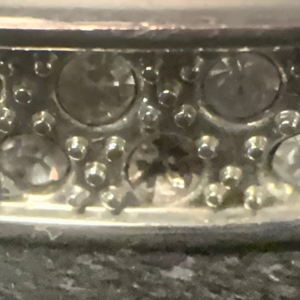 Sølvfarvet hængslet armring med magnetlås og rhinsten - Frøken Lilly