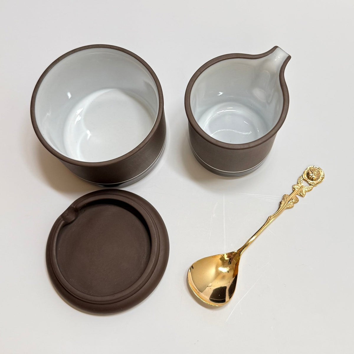 Sukkerskål og flødekandesæt fra Hornsea Pottery Contrast – England, 1978 - Frøken Lilly