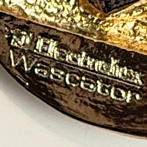 Svensk design broche med dobbelt maske – MärkesMännen / Electrolux Wascator - Frøken Lilly