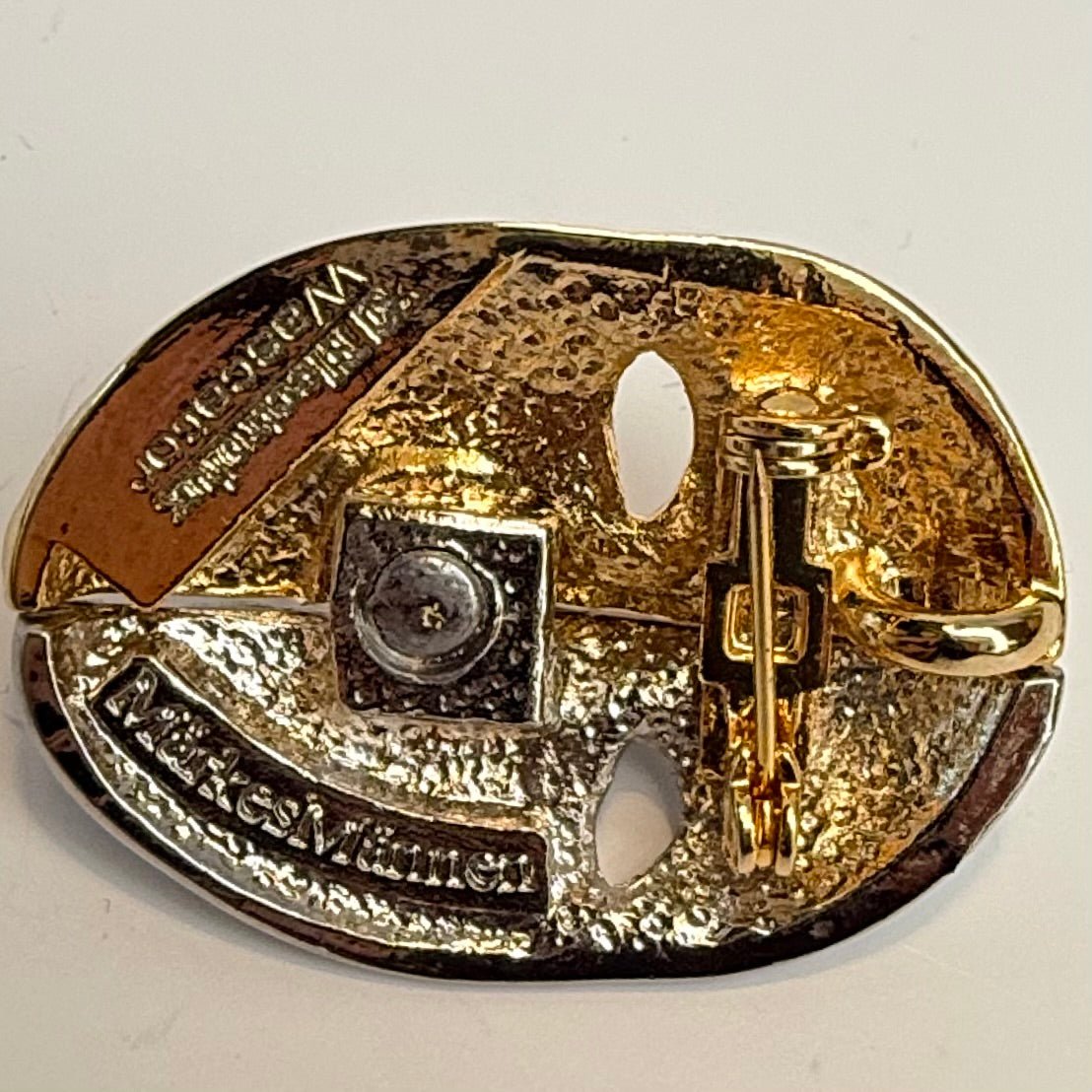 Svensk design broche med dobbelt maske – MärkesMännen / Electrolux Wascator - Frøken Lilly
