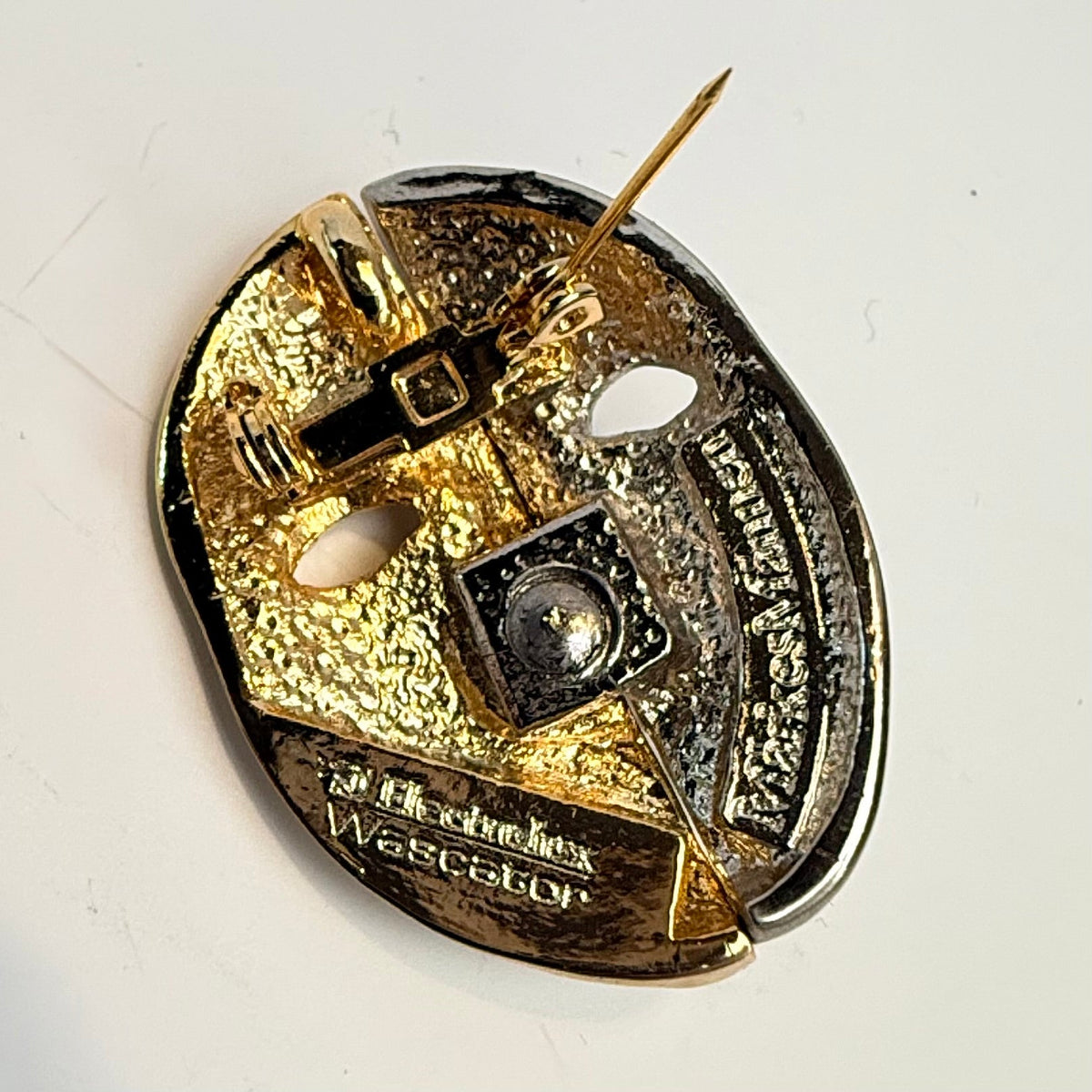 Svensk design broche med dobbelt maske – MärkesMännen / Electrolux Wascator - Frøken Lilly