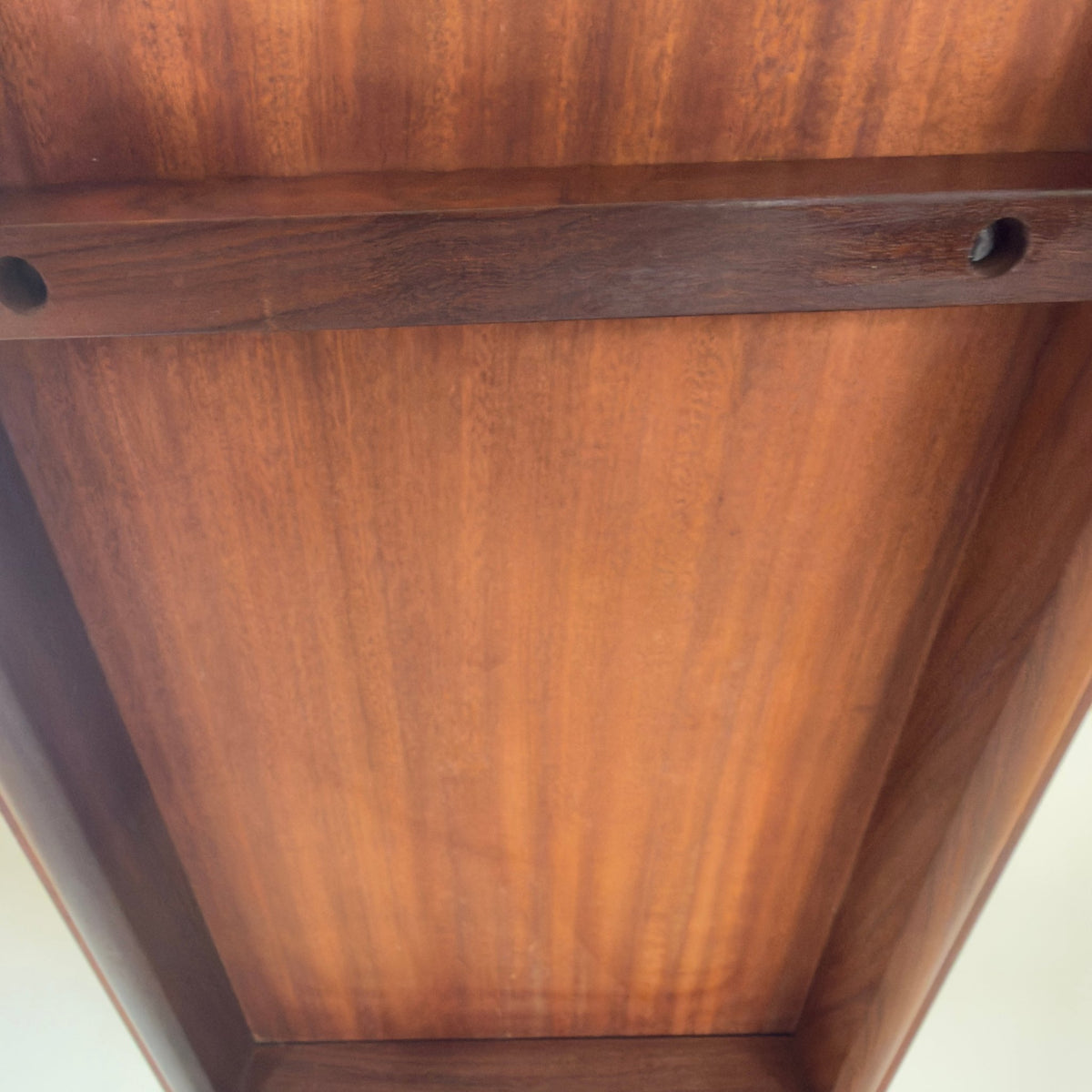 Teak rullebord / sidebord med messingdetaljer – det dansk design stil - Frøken Lilly