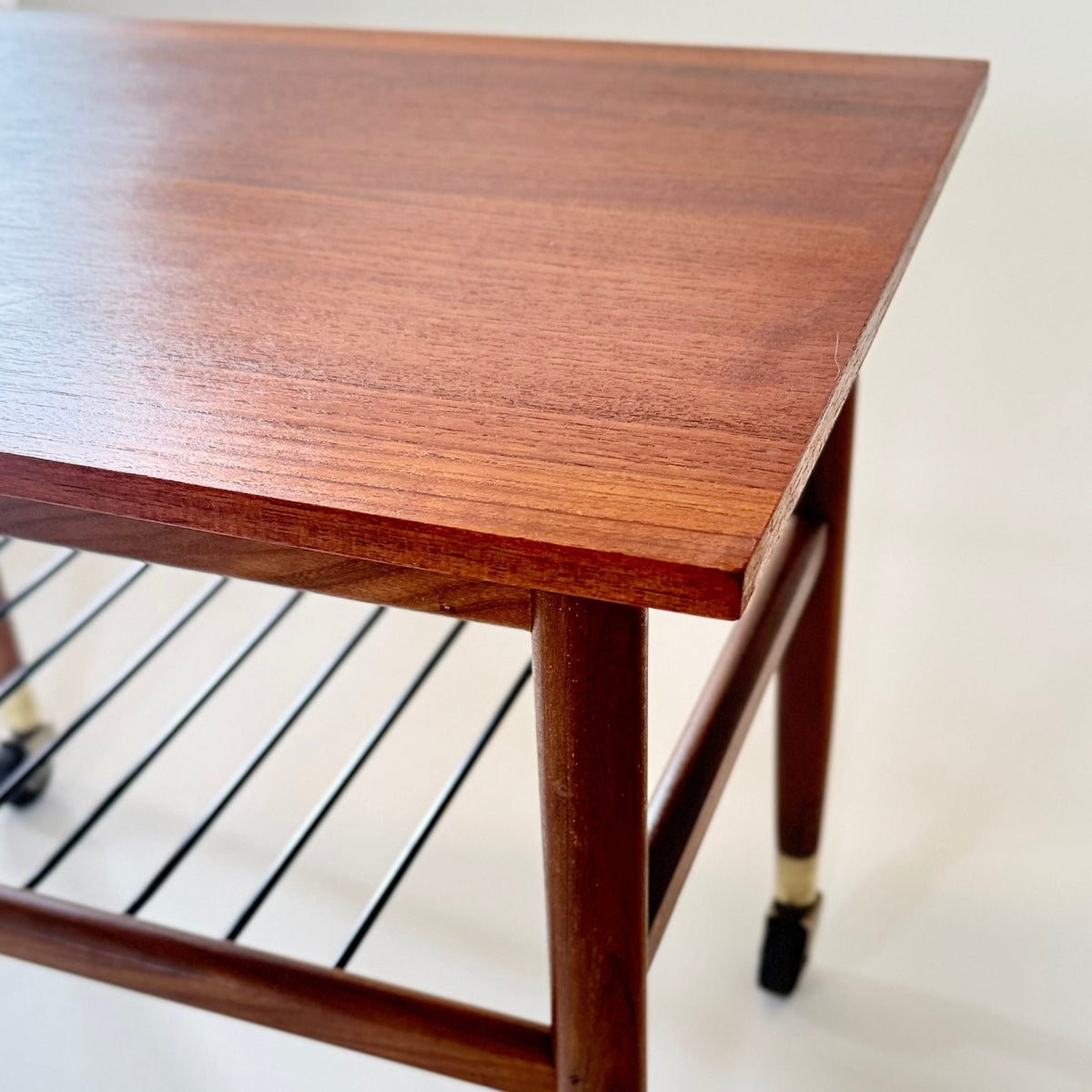 Teak rullebord / sidebord med messingdetaljer – det dansk design stil - Frøken Lilly