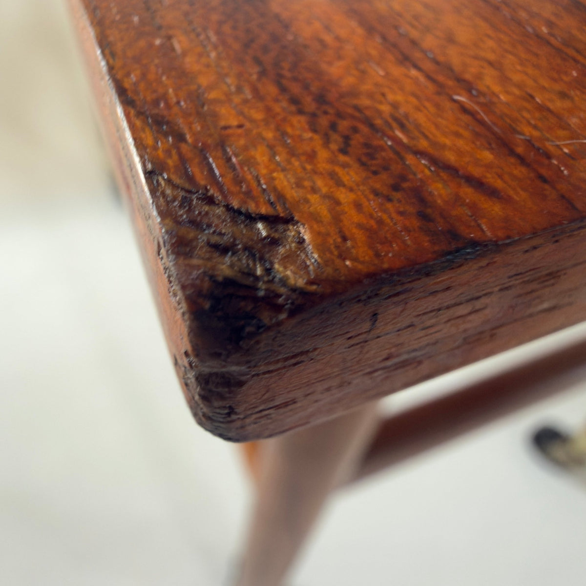 Teak rullebord / sidebord med messingdetaljer – det dansk design stil - Frøken Lilly