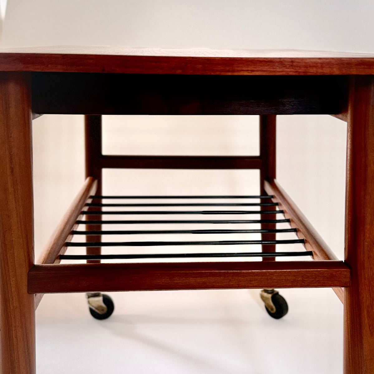 Teak rullebord / sidebord med messingdetaljer – det dansk design stil - Frøken Lilly