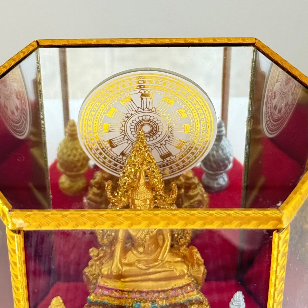 Thailandsk Phra Phuttha Chinnarat Buddha i montre - Frøken Lilly