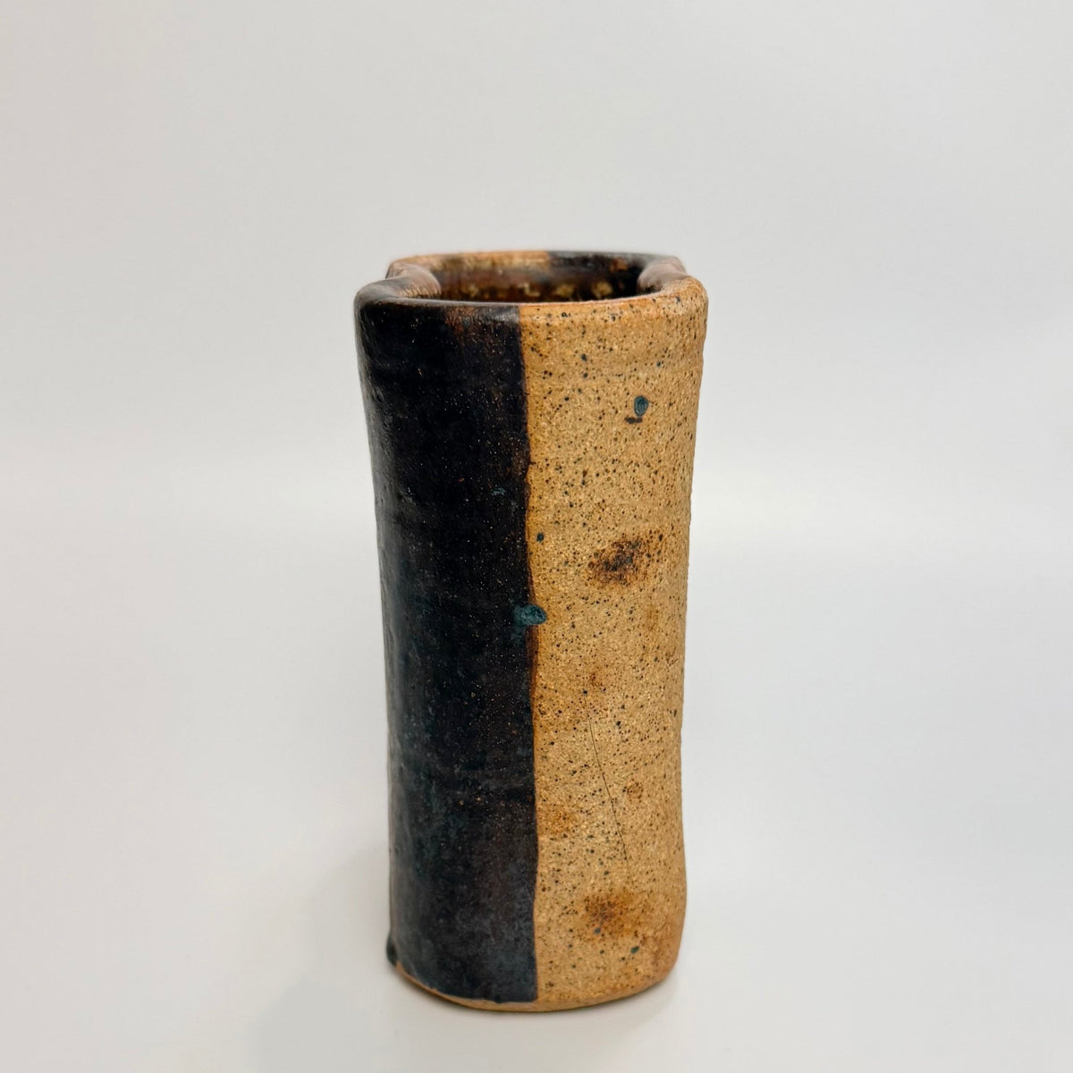 Tue Poulsen keramikvase i stentøj – organisk form, brun/sand glasur, 1960’erne - Frøken Lilly