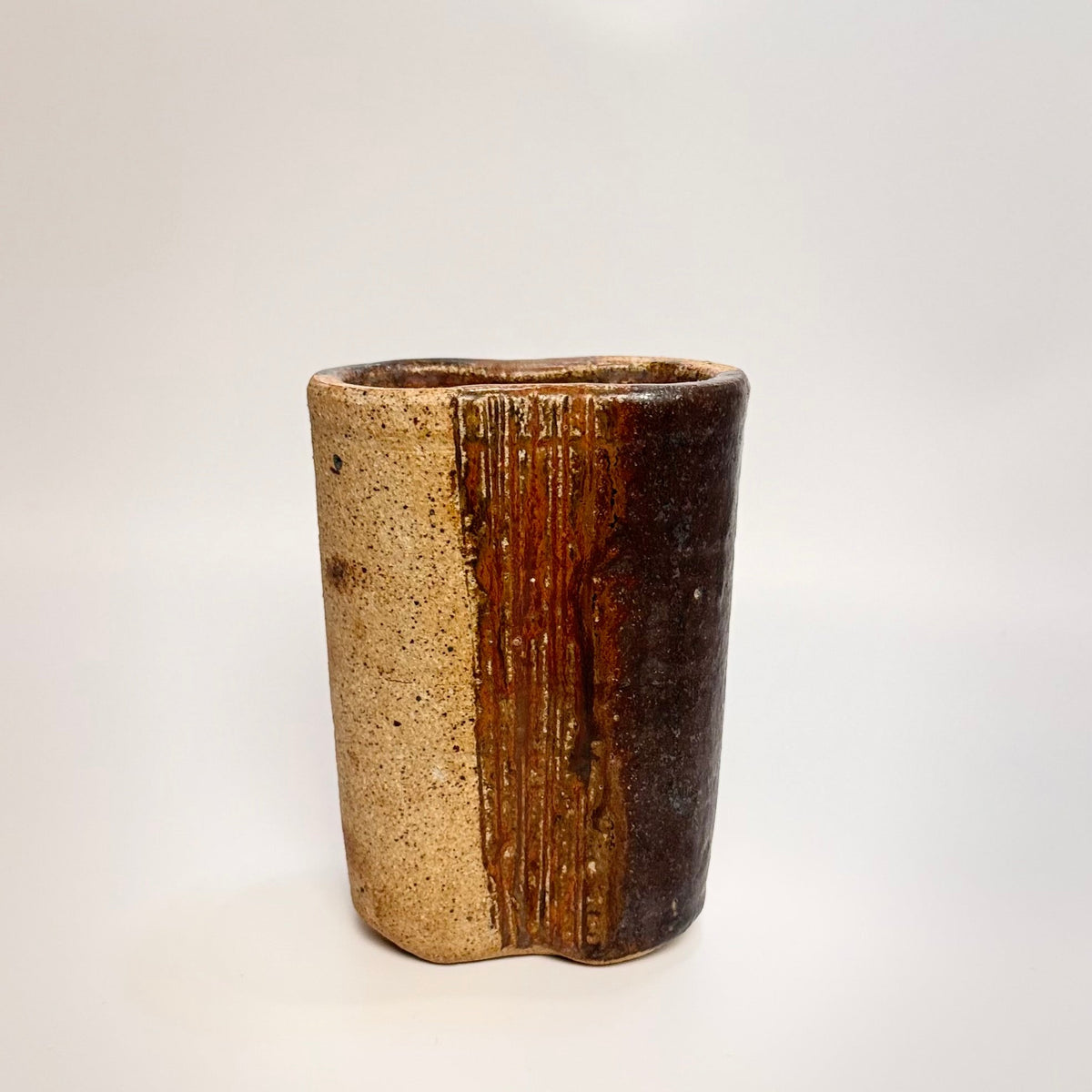 Tue Poulsen keramikvase i stentøj – organisk form, brun/sand glasur, 1960’erne - Frøken Lilly