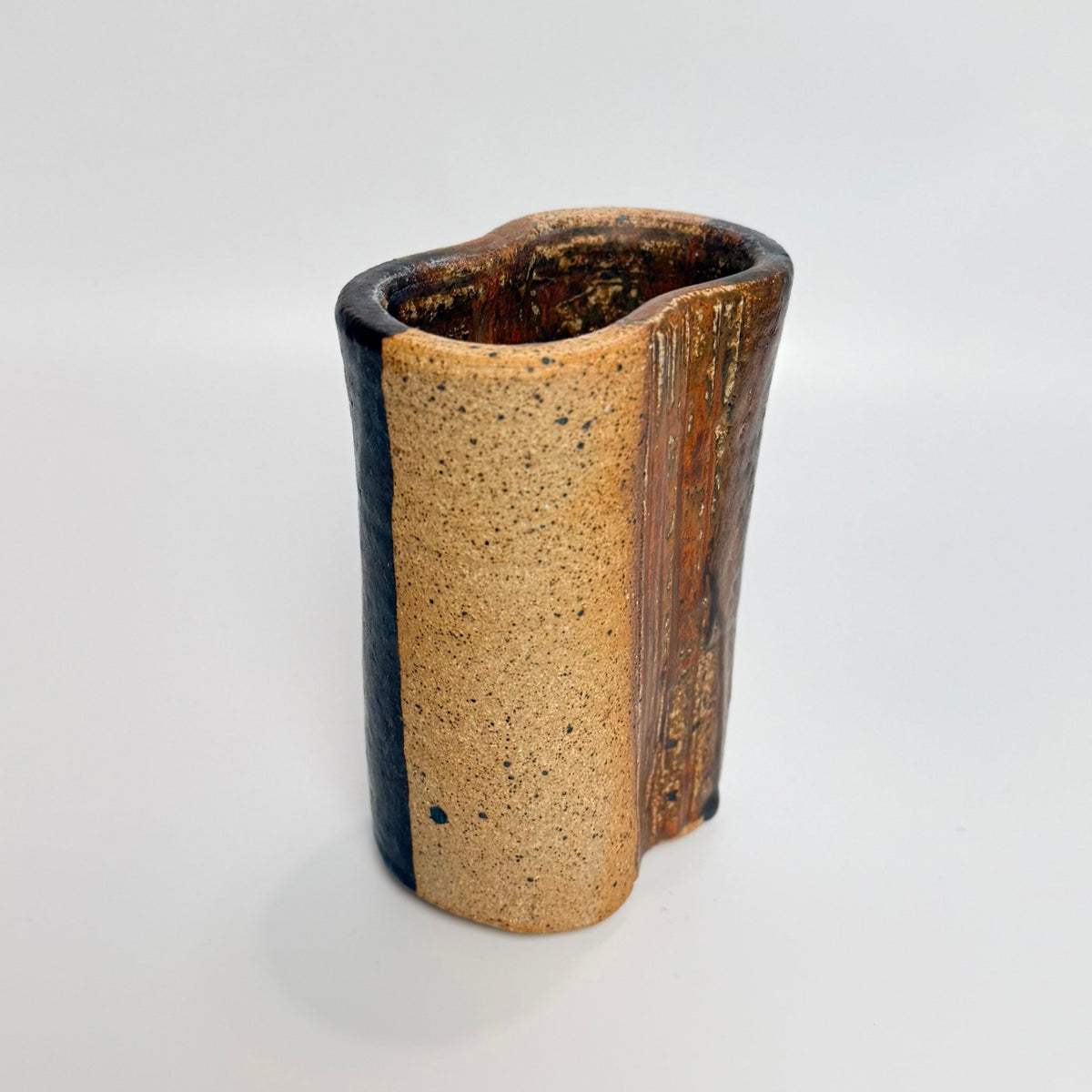 Tue Poulsen keramikvase i stentøj – organisk form, brun/sand glasur, 1960’erne - Frøken Lilly