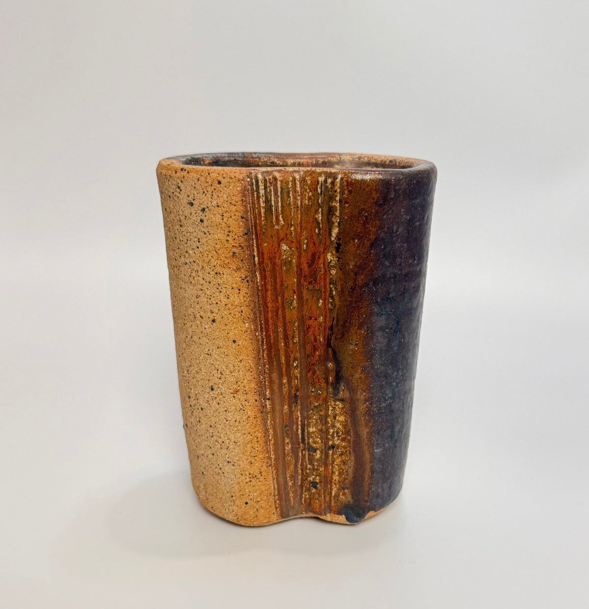 Tue Poulsen keramikvase i stentøj – organisk form, brun/sand glasur, 1960’erne - Frøken Lilly