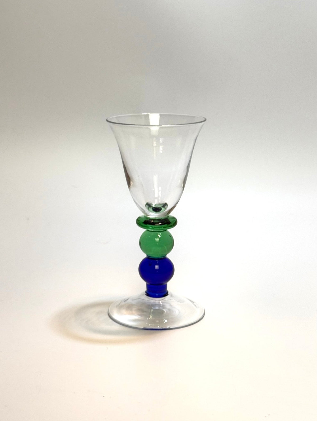 Vinglas med dekorativ stilk og grønne og blå glaskugler – midcentury design - Frøken Lilly