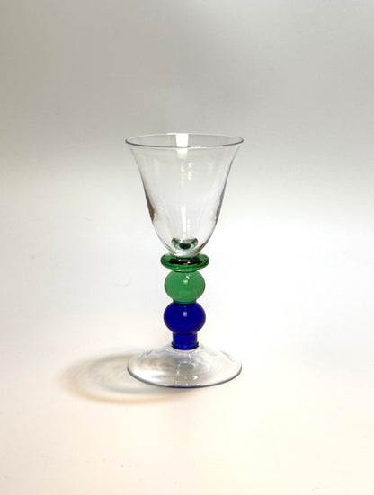 Vinglas med dekorativ stilk og grønne og blå glaskugler – midcentury design - Frøken Lilly