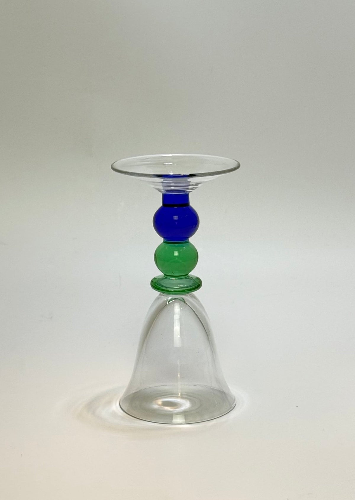 Vinglas med dekorativ stilk og grønne og blå glaskugler – midcentury design - Frøken Lilly