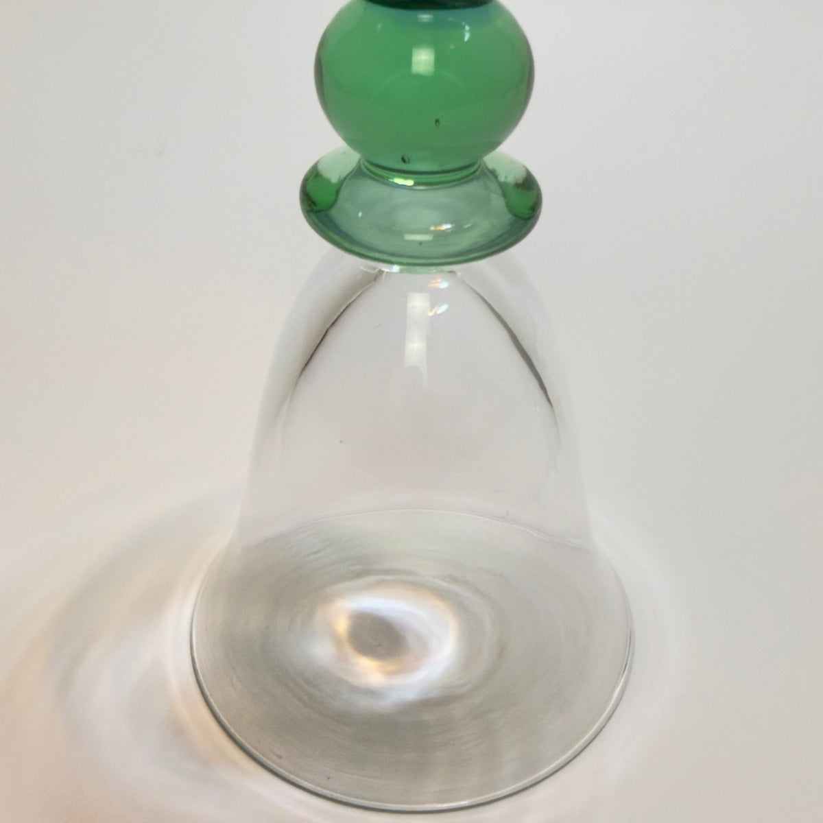 Vinglas med dekorativ stilk og grønne og blå glaskugler – midcentury design - Frøken Lilly