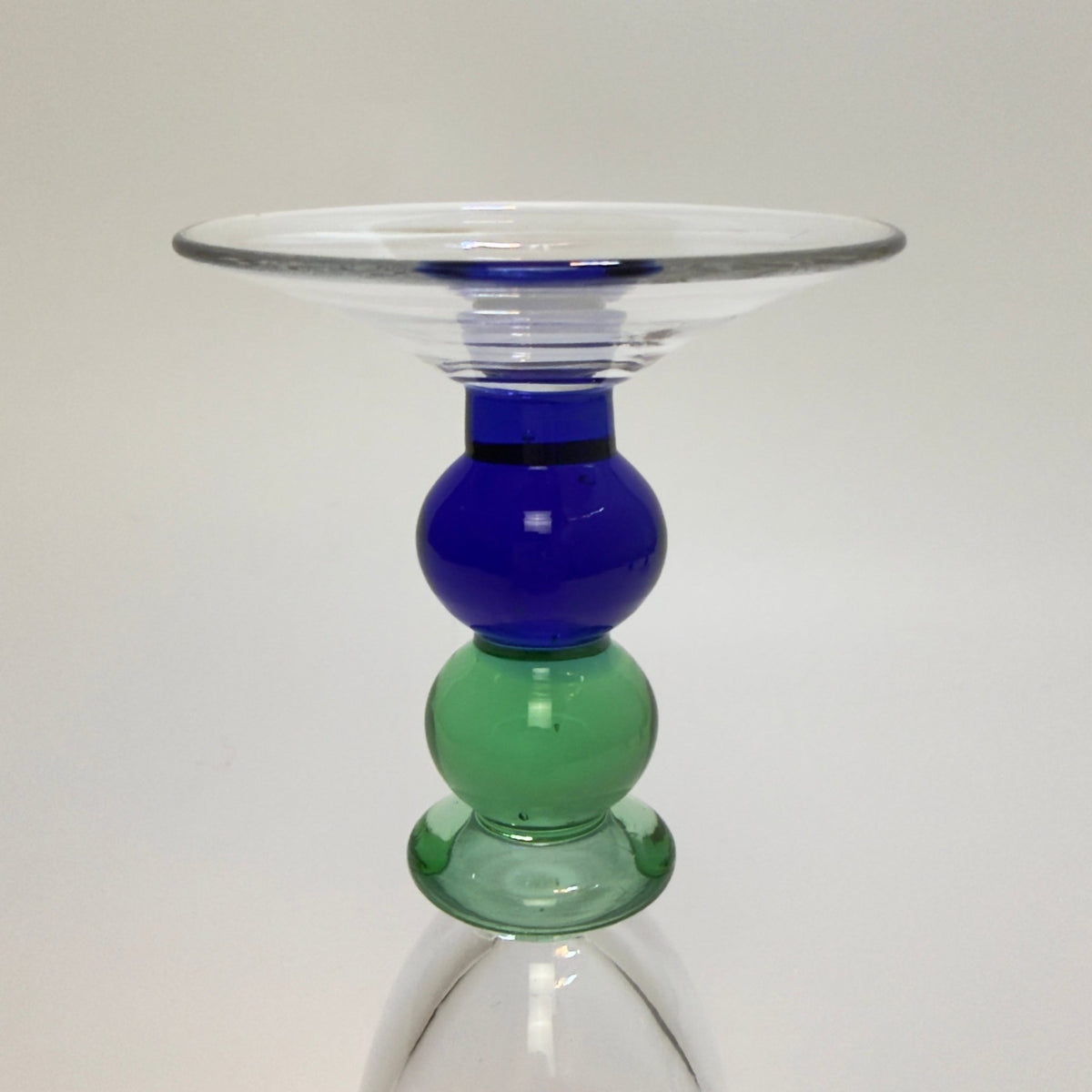 Vinglas med dekorativ stilk og grønne og blå glaskugler – midcentury design - Frøken Lilly