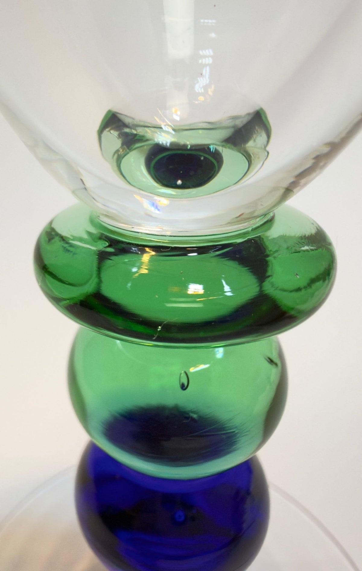 Vinglas med dekorativ stilk og grønne og blå glaskugler – midcentury design - Frøken Lilly