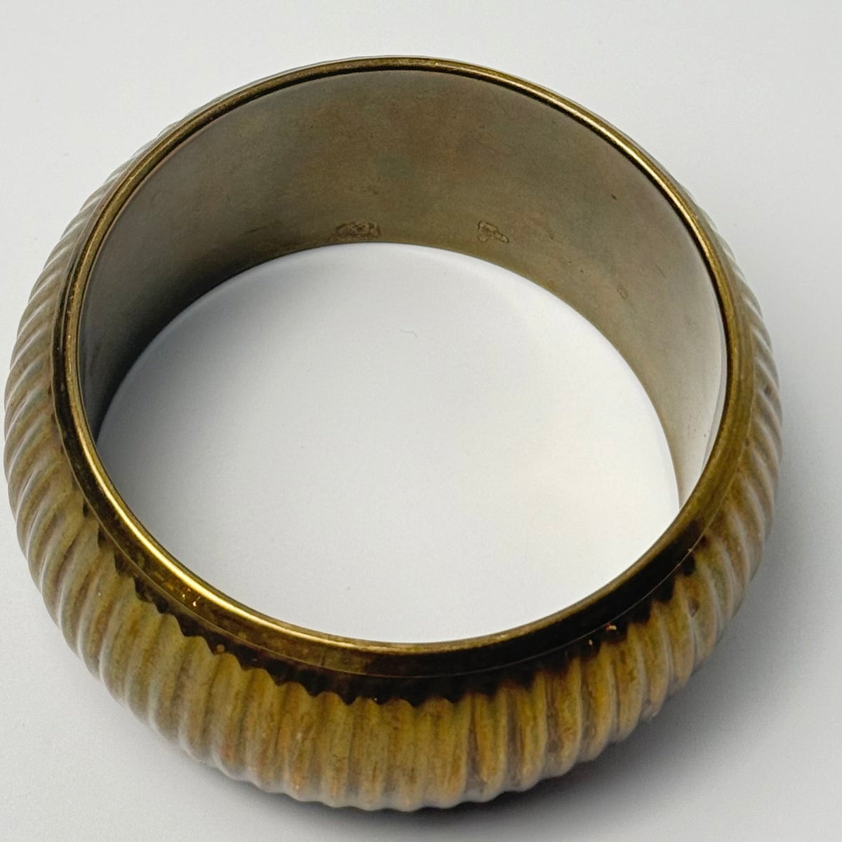 Vintage bredt bangle-armbånd i messing med rillet mønster - Frøken Lilly