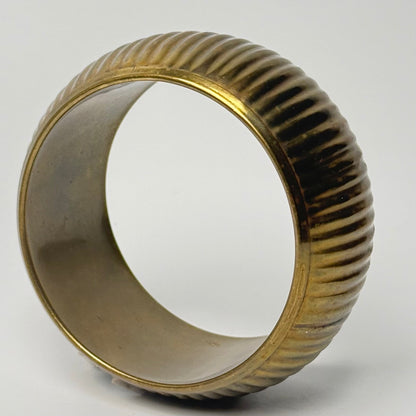 Vintage bredt bangle-armbånd i messing med rillet mønster - Frøken Lilly