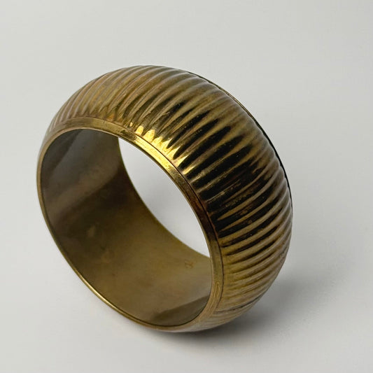 Vintage bredt bangle-armbånd i messing med rillet mønster - Frøken Lilly
