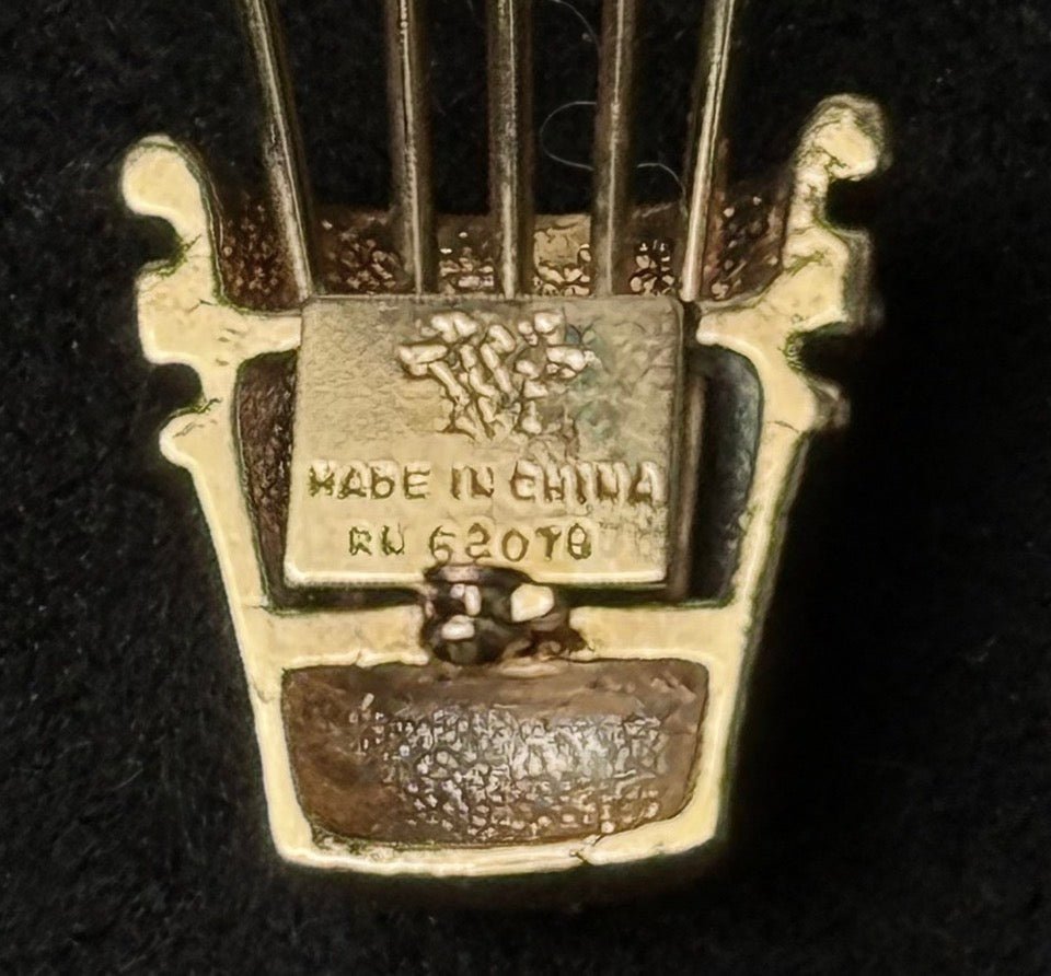 Vintage broche med fingerbøl og hattepinde – guldfarvet samlersmykke - Frøken Lilly