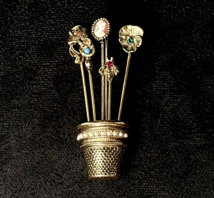Vintage broche med fingerbøl og hattepinde – guldfarvet samlersmykke - Frøken Lilly