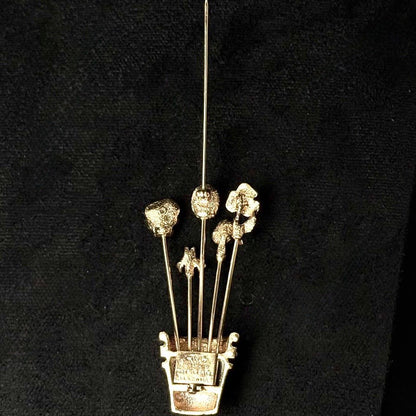 Vintage broche med fingerbøl og hattepinde – guldfarvet samlersmykke - Frøken Lilly