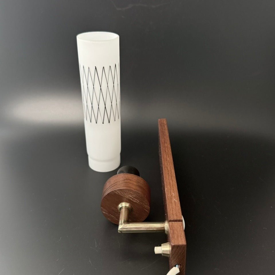 Vintage dansk teak væglampe med opalglasskærm - Frøken Lilly