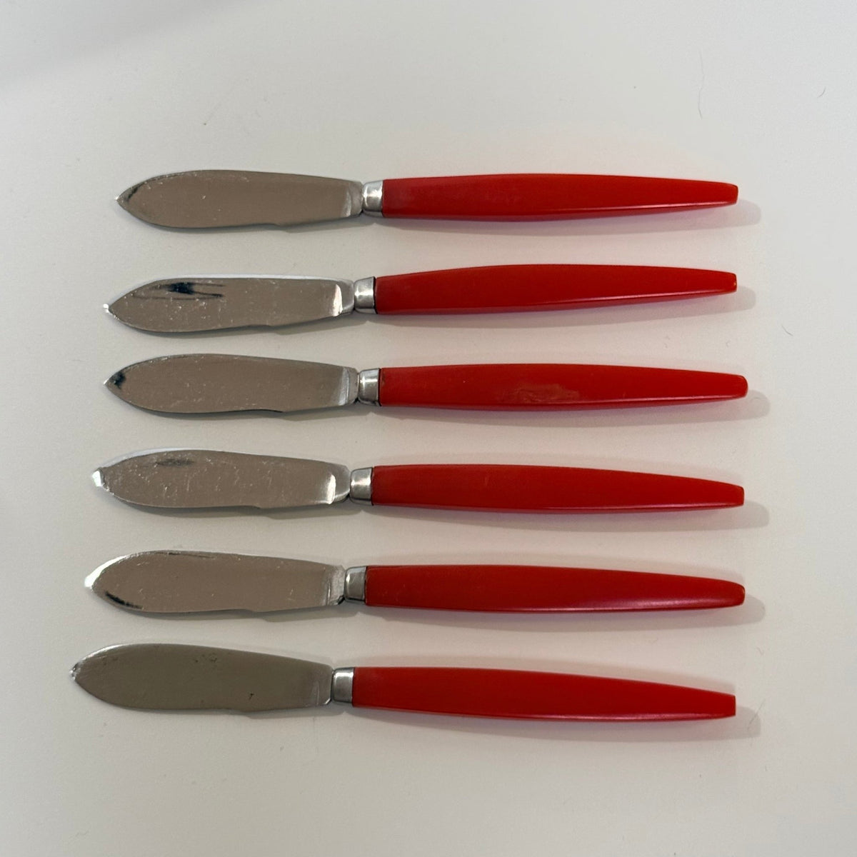 Vintage smørknive - 6 stk. rustfrit stål med røde håndtag - retro bestik 1960 - 70'erne - Frøken Lilly