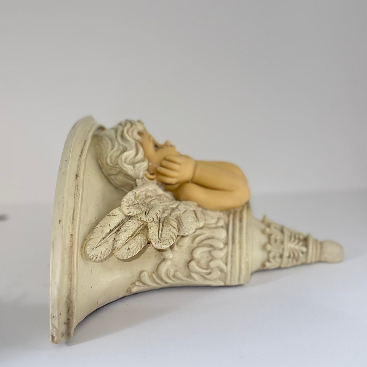 Vintage vægkonsol med engel - cherub i polyresin 22 cm - Frøken Lilly