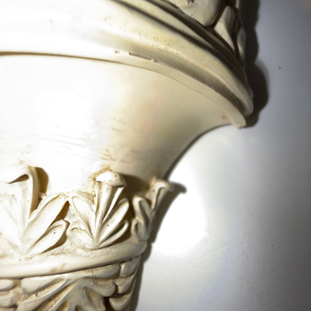 Vintage vægkonsol med engel - cherub i polyresin 22 cm - Frøken Lilly